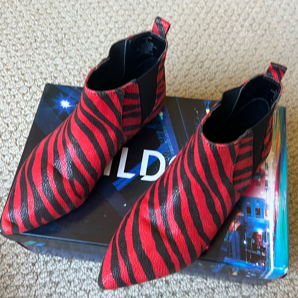 Tildon black and red booties